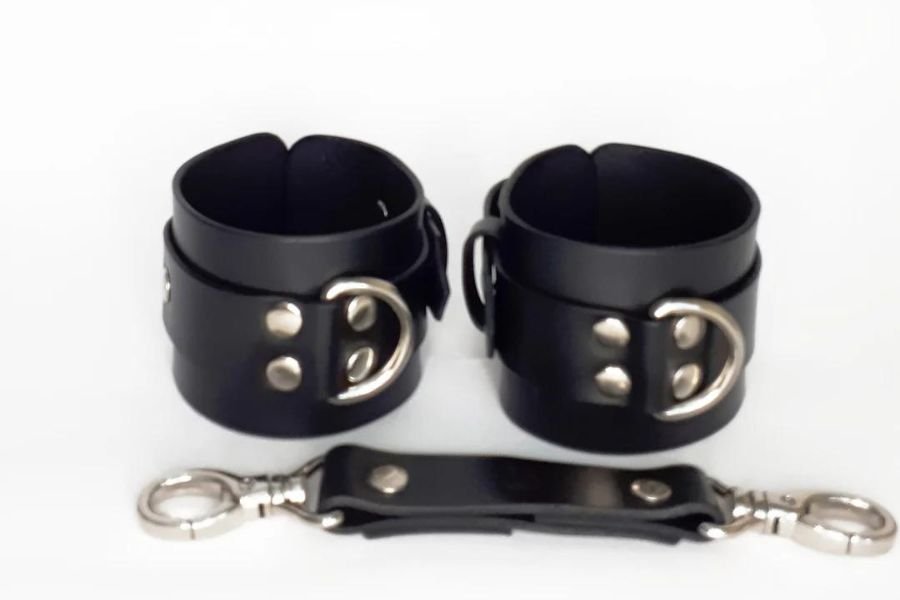 Leather Bondage Handcuffs – 5 Things Need to Know Before You Buy