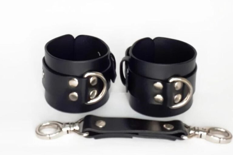 5 Safety Tips for Using Bondage Handcuffs