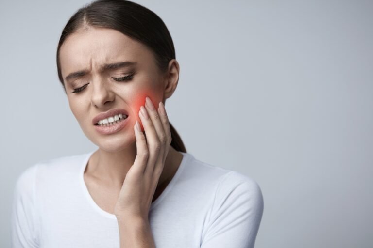 woman showing his Dental pain